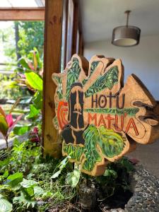 安加罗阿Hotel Hotu Matua的花园中一间酒店马如玛居的标志