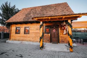 锡比乌Little Bear Lodge的小木屋的门上装饰着圣诞花