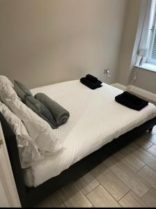 布莱顿霍夫City Centre Seaview Apartment的一张带白色床单和枕头的床