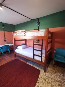布卡拉曼加La Bonita Guesthouse的红色地毯的客房内的两张双层床