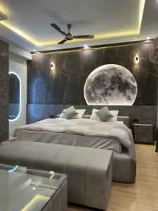 勒克瑙Grand DLF Stays的一间卧室设有一张大床和黑色的墙壁