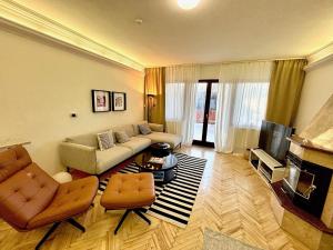 尼赖吉哈佐Felix Villa的客厅配有沙发、椅子和电视