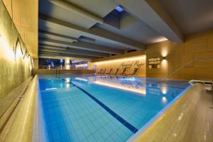 米滕瓦尔德丽格酒店的大楼内的大型室内游泳池