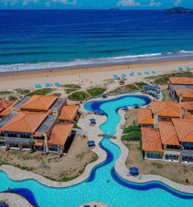 布希奥斯Búzios beach resort的海滩上的度假村的空中景致