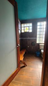 埃斯孔迪多港Mar de Fondo的客房设有带卫生间的浴室和窗户。