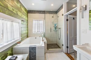 阿什兰Barclay Klum House by WanderLodges的带浴缸、淋浴和盥洗盆的浴室