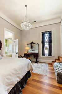 阿什兰Barclay Klum House by WanderLodges的一间卧室配有一张床、镜子和钢琴