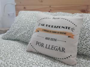 特尔德Carmencita y Manolito的床上的枕头