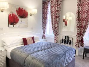 都柏林德格瓦罗酒店的一间卧室配有床和红色窗帘