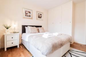 伦敦Fantastic 2 Bed London Apartment的卧室配有白色的床和白色橱柜