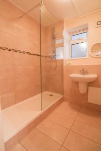 伦敦Fantastic 2 Bed London Apartment的带淋浴和盥洗盆的浴室