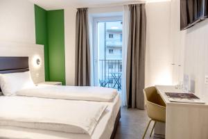 洛迦诺Miralago Locarno Easy Rooms的酒店客房设有两张床和一个阳台。