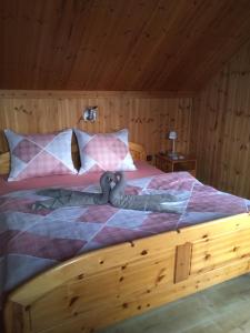 HraniceChata Ujo的一间卧室设有一张木床和木制天花板