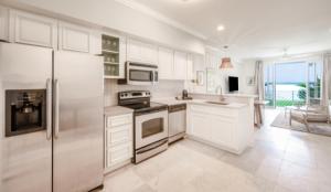 伊斯拉莫拉达Islander Bayside Villas & Boatslips的厨房配有白色橱柜和不锈钢用具