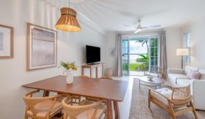 伊斯拉莫拉达Islander Bayside Villas & Boatslips的客厅配有桌子和沙发