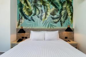 圣安德烈斯Sea Avenue Hotel的一间卧室配有一张带叶子壁画的床