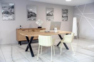 洛迦诺Miralago Locarno Easy Rooms的办公室设有木桌和白色椅子