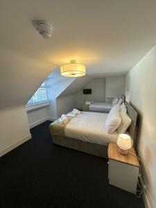剑桥Cambridge Central Rooms - Tas Accommodations的一间卧室设有一张大床和一个窗户。