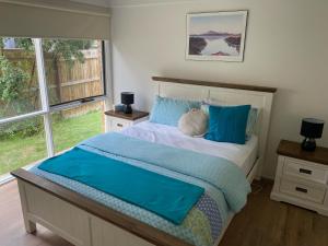 莱伊Beauna Vista Rye Retreat Home的一间卧室配有一张带蓝色枕头的床
