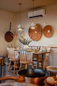 法蒂玛Casa Tosca的用餐室配有桌椅、锅碗瓢盆