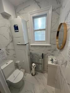 剑桥Cambridge Central Rooms - Tas Accommodations的白色的浴室设有卫生间和窗户。