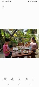 阿努拉德普勒圣市旅游度假酒店的两个坐在餐桌上,配上食物盘的女人