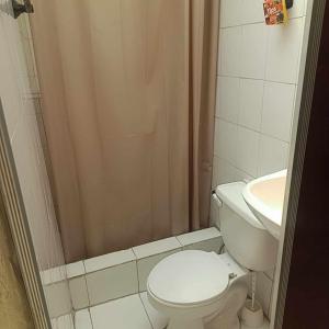 安巴托Agradable minidepartamento central en Ambato, para una a seis personas的浴室配有卫生间、淋浴和盥洗盆。