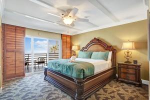 圣地亚哥太平洋露台酒店 的一间卧室设有一张床和一个阳台