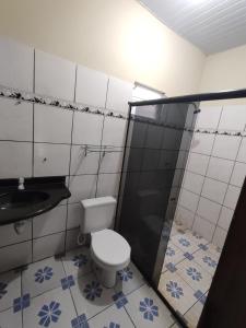 巴雷里尼亚斯Café e Cama hospedagem的一间带卫生间和水槽的浴室