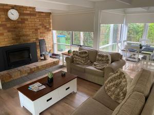 莱伊Beauna Vista Rye Retreat Home的客厅设有两张沙发和一个壁炉