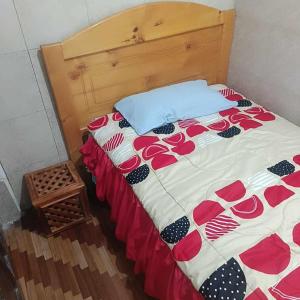 安巴托Agradable minidepartamento central en Ambato, para una a seis personas的一张床上的床上有玫瑰花床罩