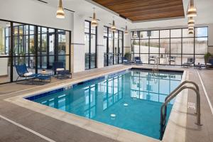 博兹曼波兹曼元素酒店的一座带玻璃窗的游泳池