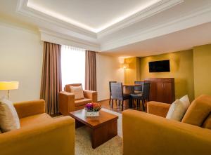 韦拉克鲁斯韦拉克鲁斯历史中心酒店的酒店客房带椅子和用餐室