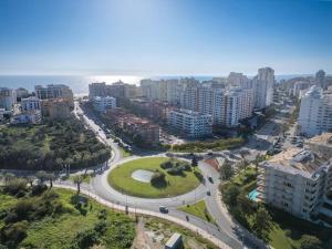 波尔蒂芒Ocean´s Place near Praia da Rocha的城市的空中景观,建筑和海洋