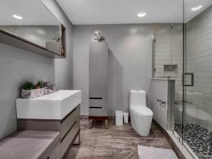 奥兰多3 Bedrm Palace Suite - King FL bed & Free EV Charging的一间带水槽、卫生间和淋浴的浴室
