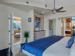 奥兰多3 Bedrm Palace Suite - King FL bed & Free EV Charging的一间卧室配有一张床和吊扇