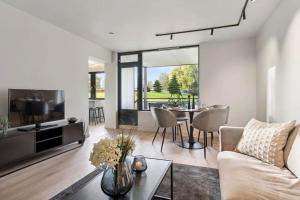 特隆赫姆New modern apartment - Trondheim的客厅配有沙发和桌子