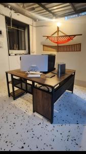 孟买Hammock Hostels - Bandra的一张桌子,上面有电脑