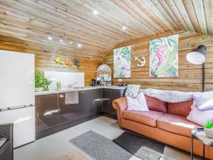 考布里奇Dai Boy Cabin - Uk46403的带沙发的客厅和厨房