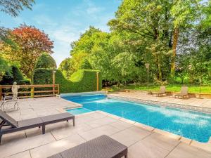 考布里奇Gwyneths Haven - Uk46404的庭院内的游泳池,带椅子和树木