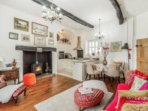 考布里奇Llwynhelig House - Uk46395的客厅设有壁炉、桌子和椅子
