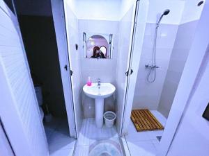 Akhendachou nʼAït OuffiRiad pizzeria Marhaba的白色的浴室设有水槽和淋浴。