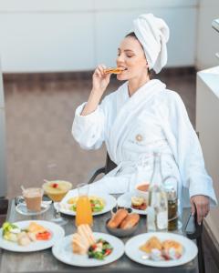 卡萨布兰卡欧姆宫Spa酒店的厨师在餐桌上吃食物,配上食物