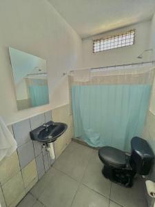 危地马拉Hotel Citadin zona 5的浴室设有黑色的卫生间和水槽。