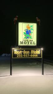 Howard CityTour Inn Motel的灯号的汽车旅馆标志