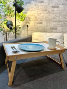 塞贝维海威舒适套房公寓的一张带蓝色盘子的木制咖啡桌