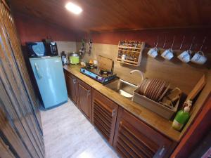 AmbawelaCharley's Heaven Ambewela的厨房配有水槽和冰箱
