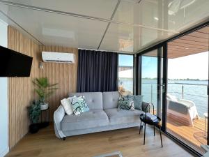 瓦济A comfortable house on the water for 6 people的船上配有沙发的客厅