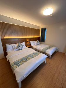 马比尼CasaDel Beach House的一间酒店客房,房间内设有两张床