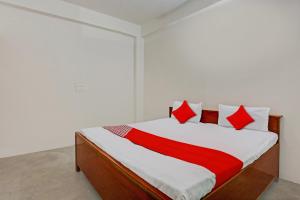 坎普尔OYO Flagship City Light Hotel的一间卧室配有一张床铺,床上铺有红色毯子